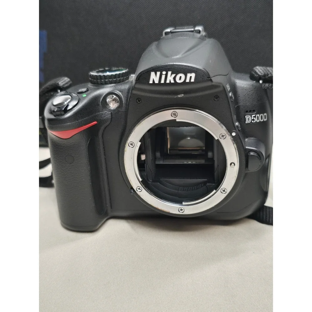 Nikon D5000 12MP DSLR Digital Camera with Nikon 18-55mm & 55-200mm lens Case